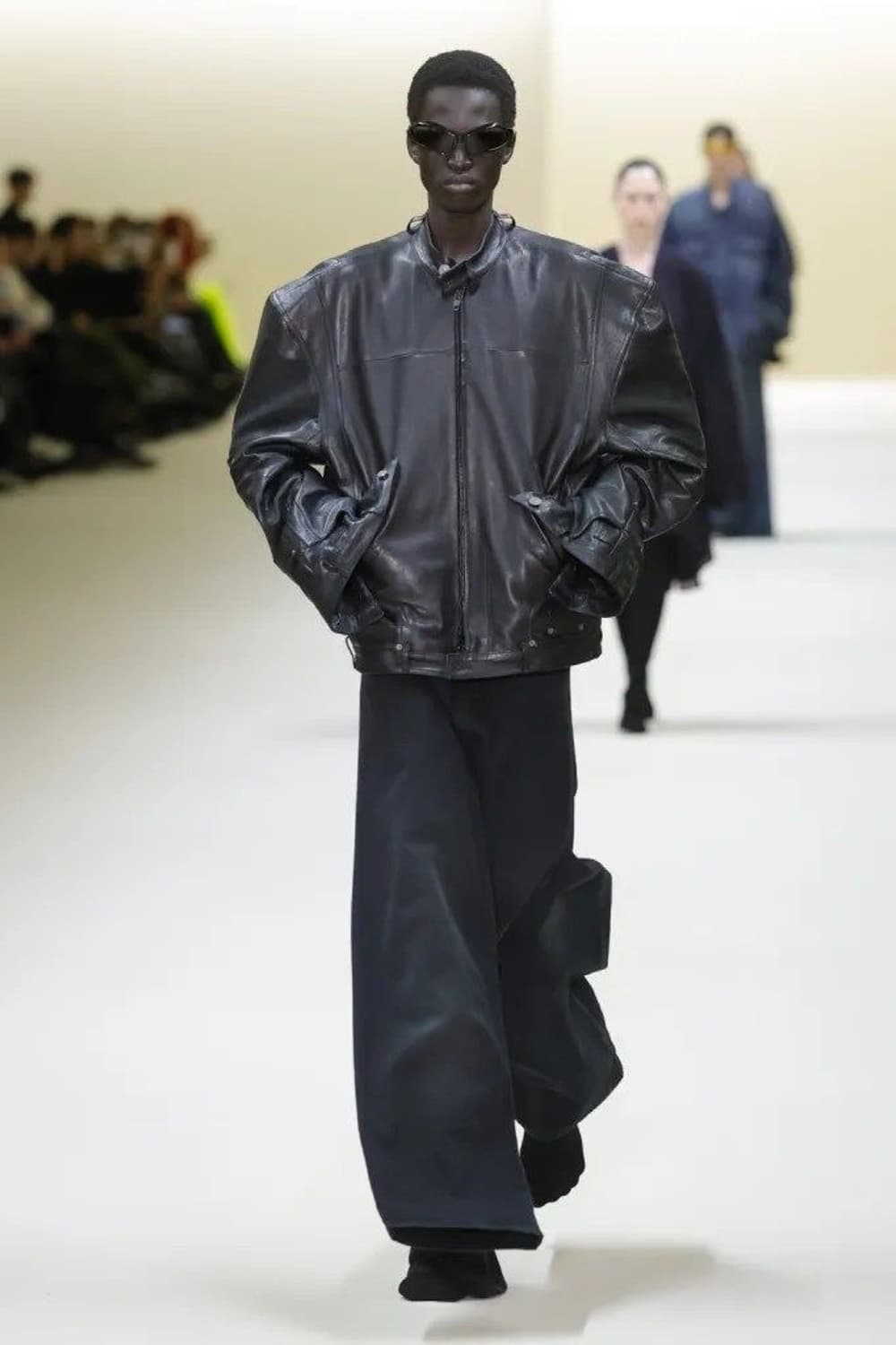 발렌시아가 디컨스트럭티드 레더 자켓 상품이미지1