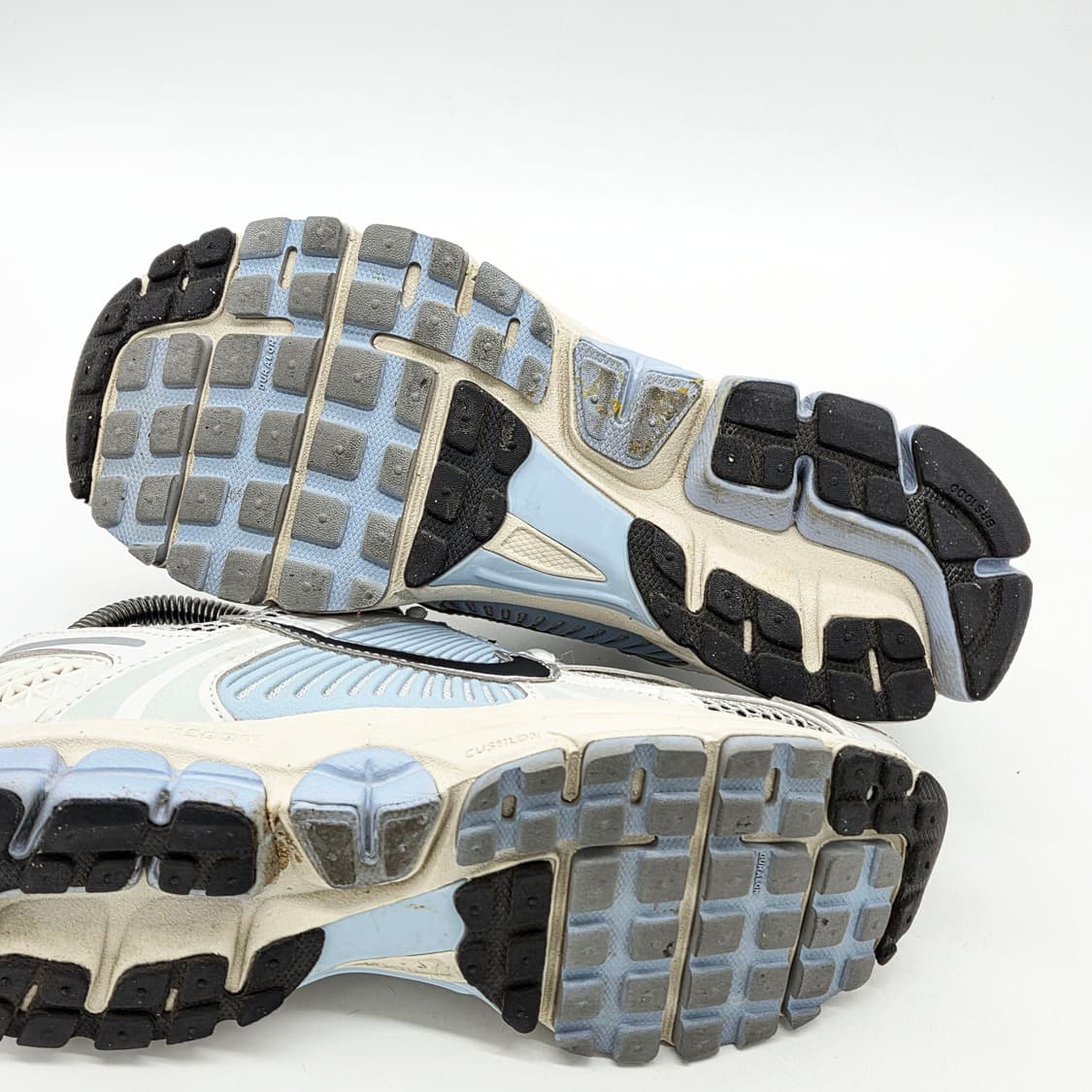  나이키 우먼스 줌 보메로5 플래티넘 틴트 블랙 (255)  상품이미지3