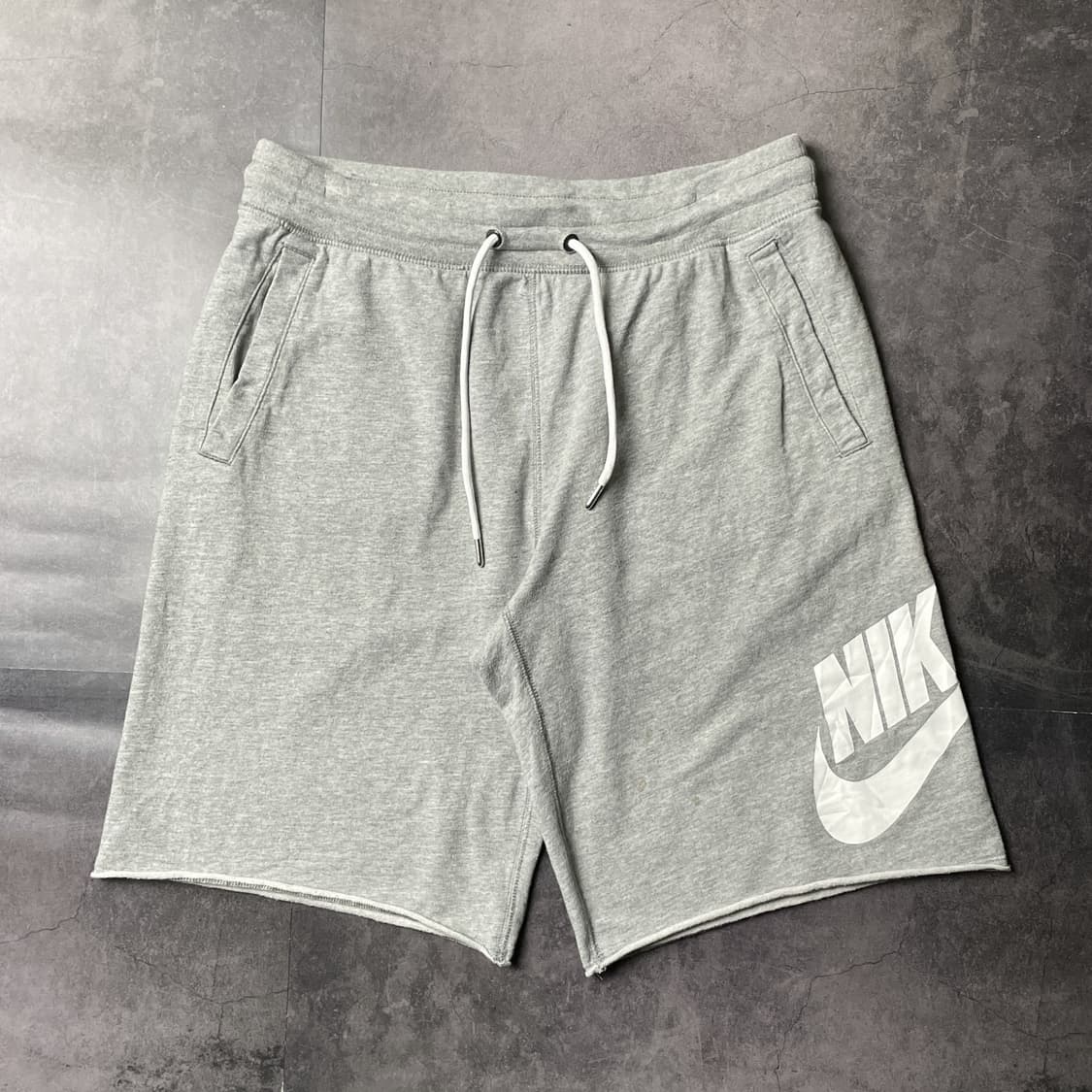 NIKE 나이키 그레이 밴딩 그래픽 스웨트 하프팬츠 A01166 상품이미지1
