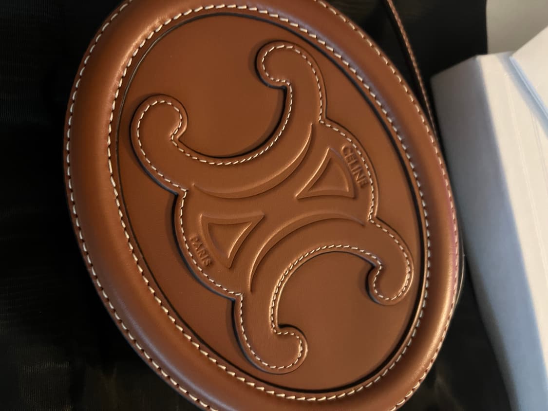 새상품) 셀린느 스무스 카프스킨 크로스바디 오발 퍼스 레더 트리옹프 탄 상품이미지8