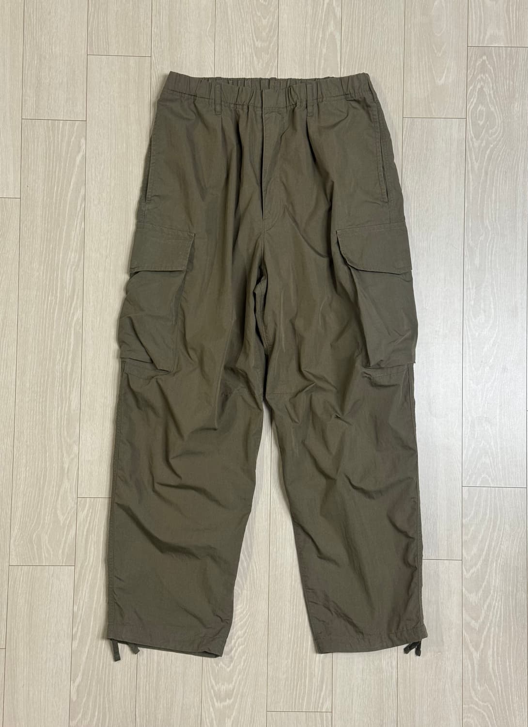 유니클로 u 와이드핏 파라슈트 카고팬츠 올리브 카키 상품이미지1