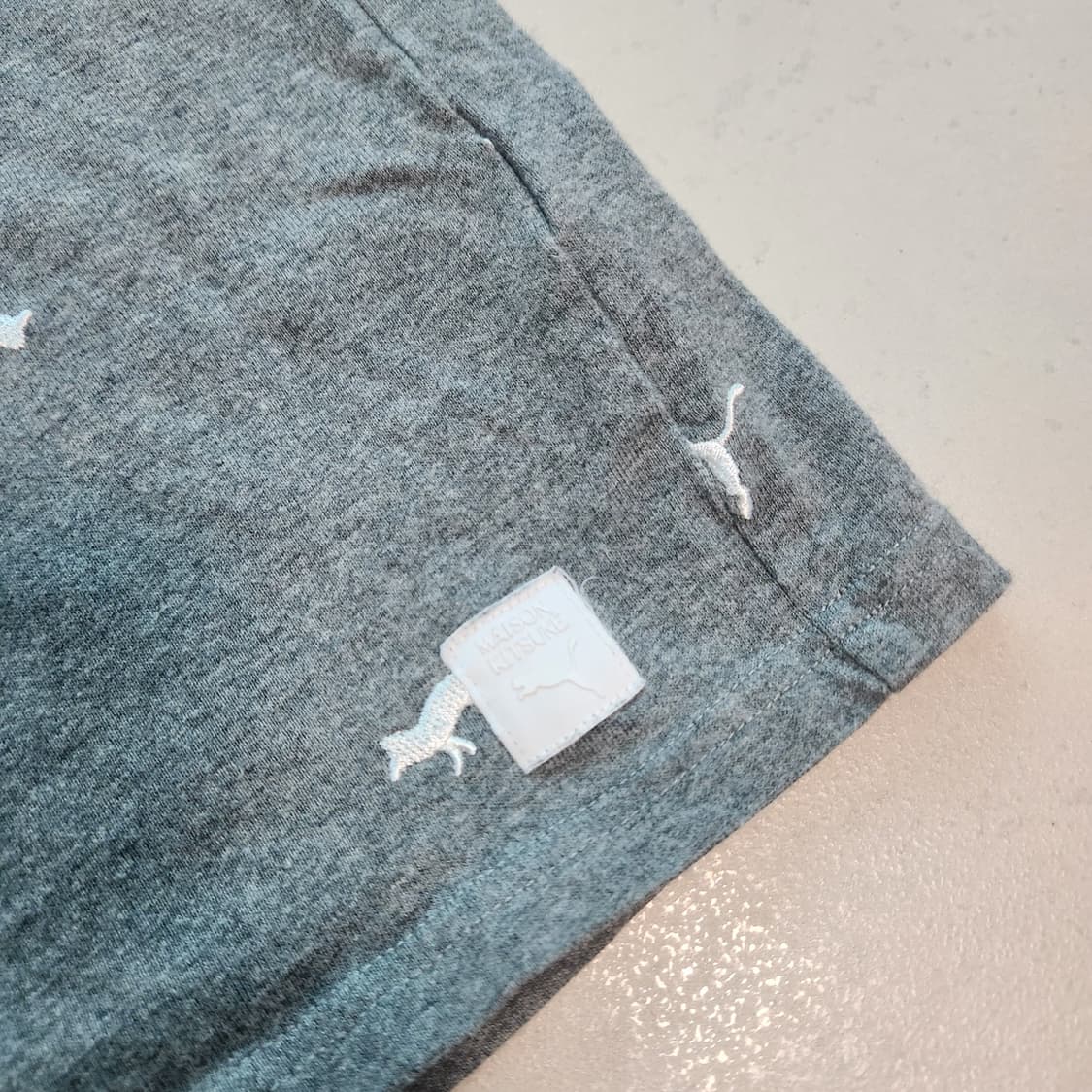 퓨마 X 메종 키츠네 그레이 자수 로고 티셔츠  상품이미지4