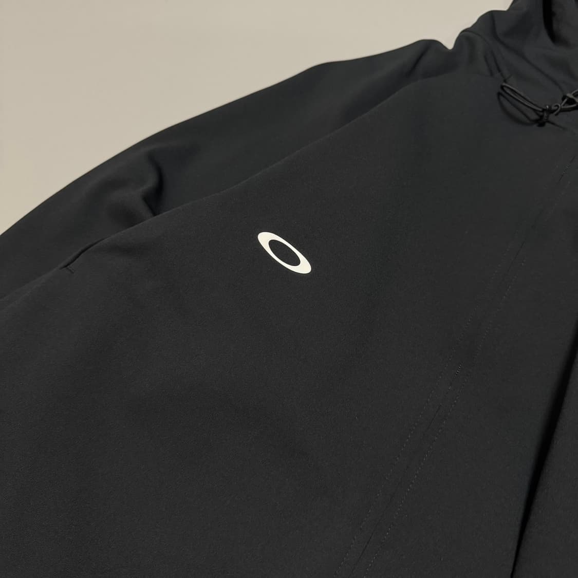 오클리(OAKLEY) 블랙컬러 인핸스 그리드 폴리에스터 후드 윈드브레이커 상품이미지4