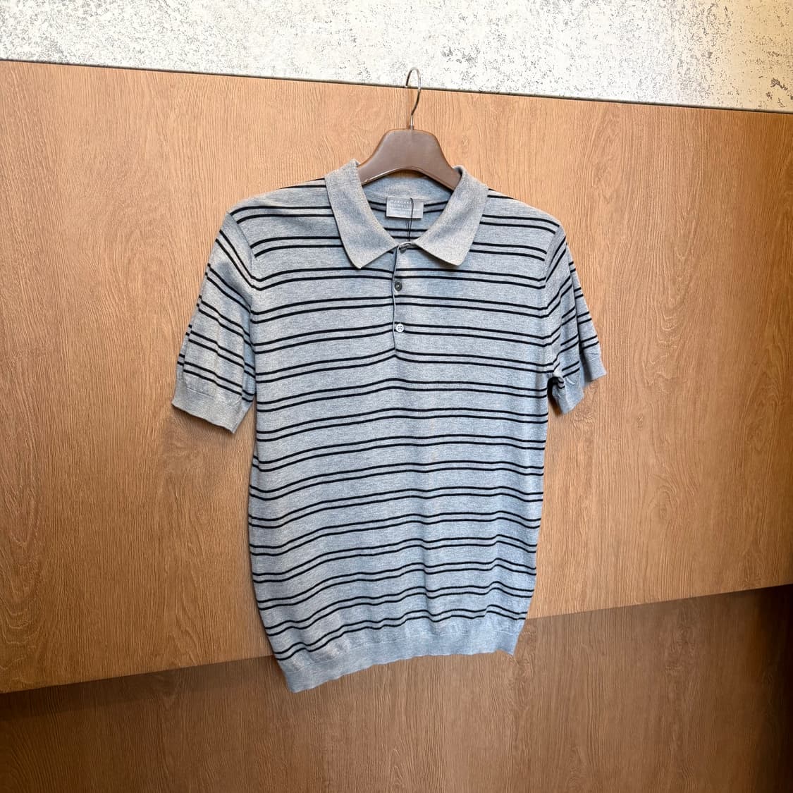 마가렛호웰 반팔 니트 카라넥 스트라이프 패턴 디테일 레귤러핏 그레이 상품이미지1