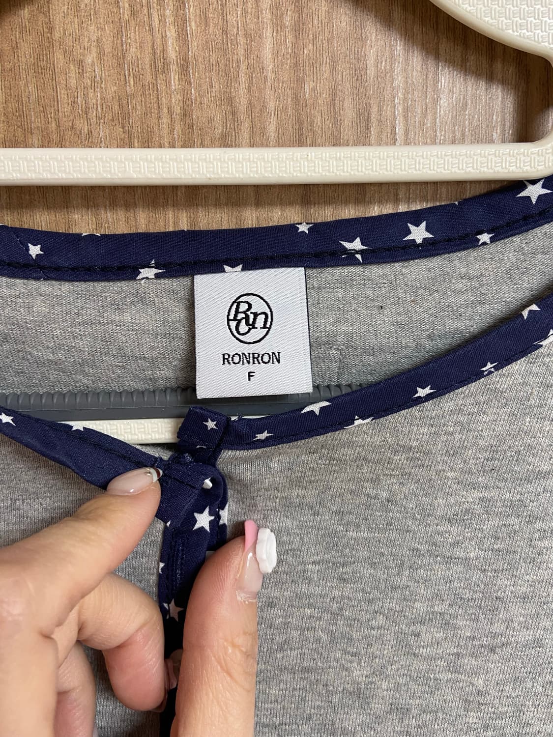 RONRON 론론 스타패치 블로킹 헨리넥 롱슬리브 그레이 상품이미지4