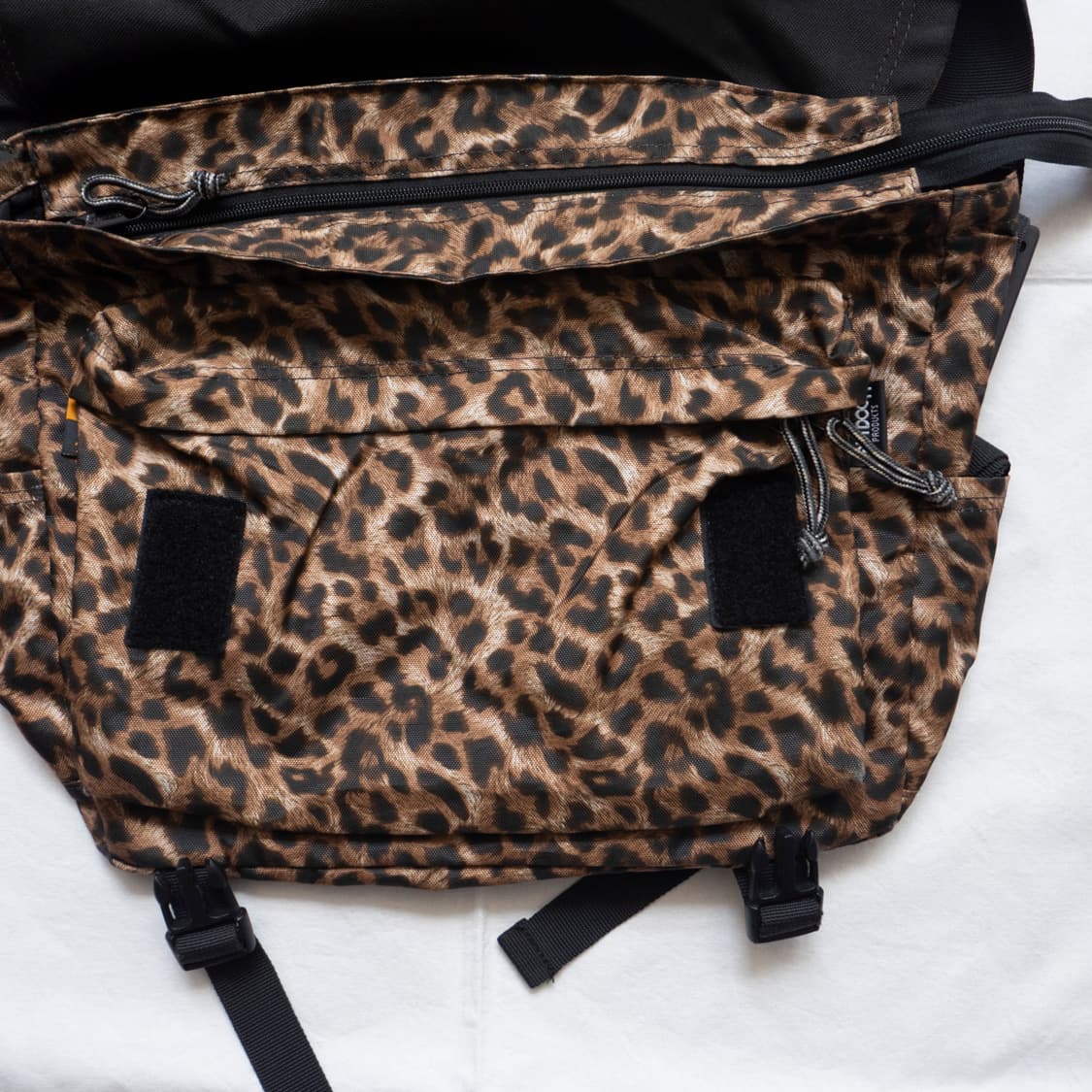 아웃도어 레오파드 메신저백 상품이미지6