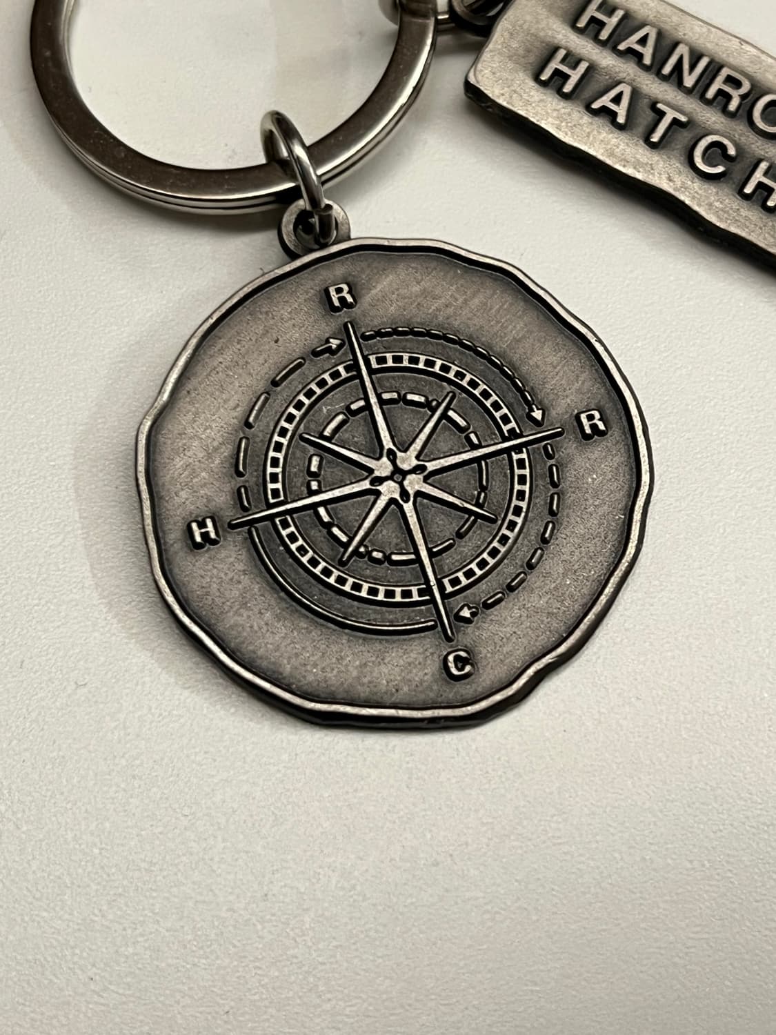 해칭룸x한로로 나침반 키링 상품이미지2