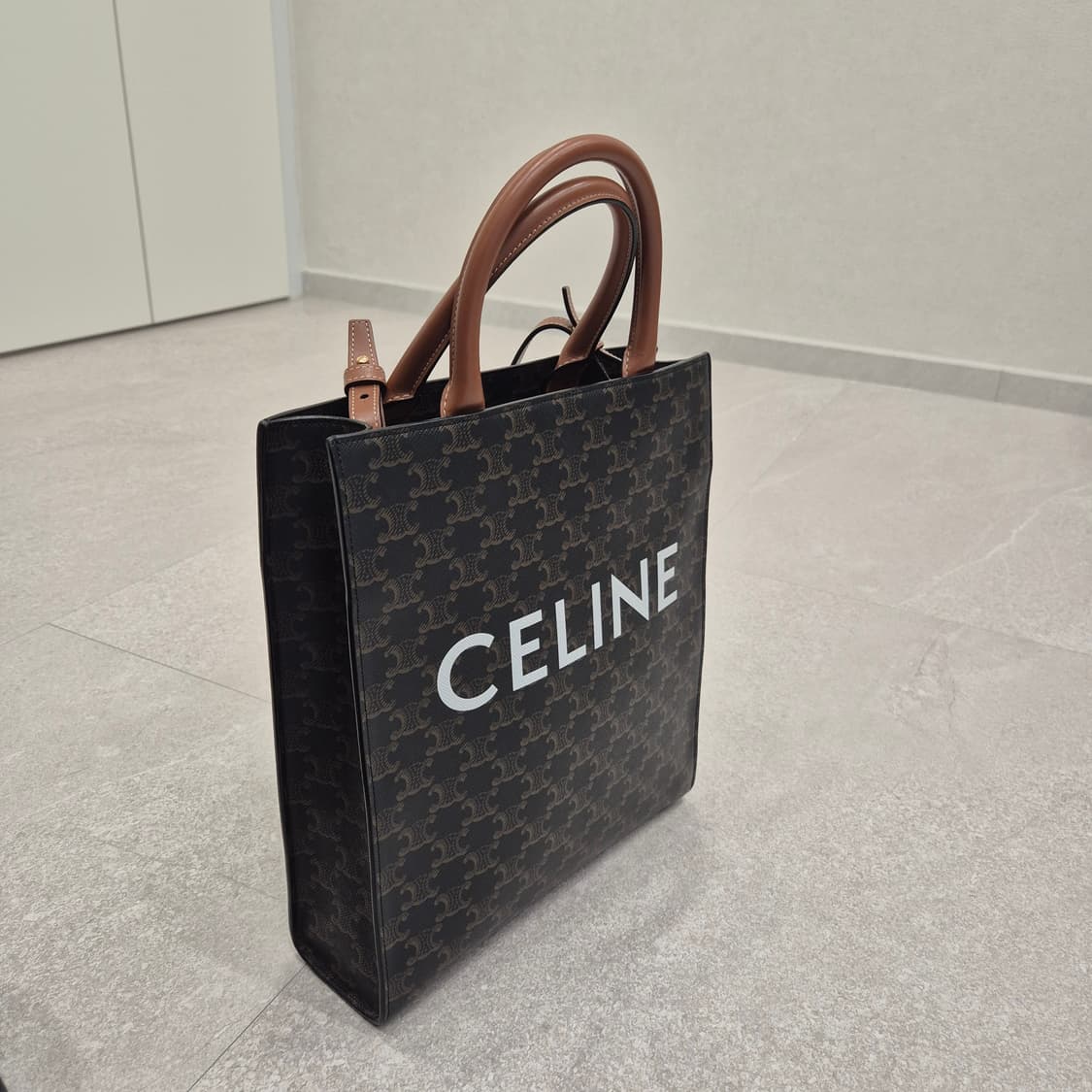 셀린느 버티컬 카바스 트리옹프 스몰 크로스백 가죽신품급 상품이미지3