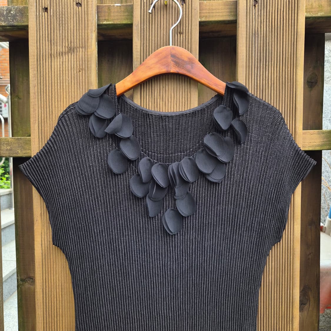 스피치오 블랙 플리츠 페탈 넥 원피스 상품이미지3