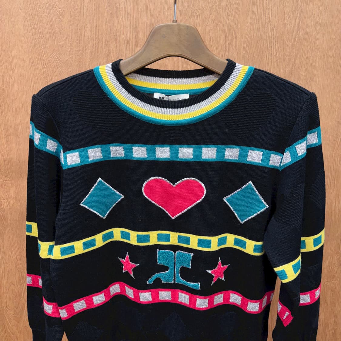 꾸레쥬 긴팔 니트 하트 기하학 패턴 실버 글리터 디테일 레귤러핏 블랙 상품이미지4