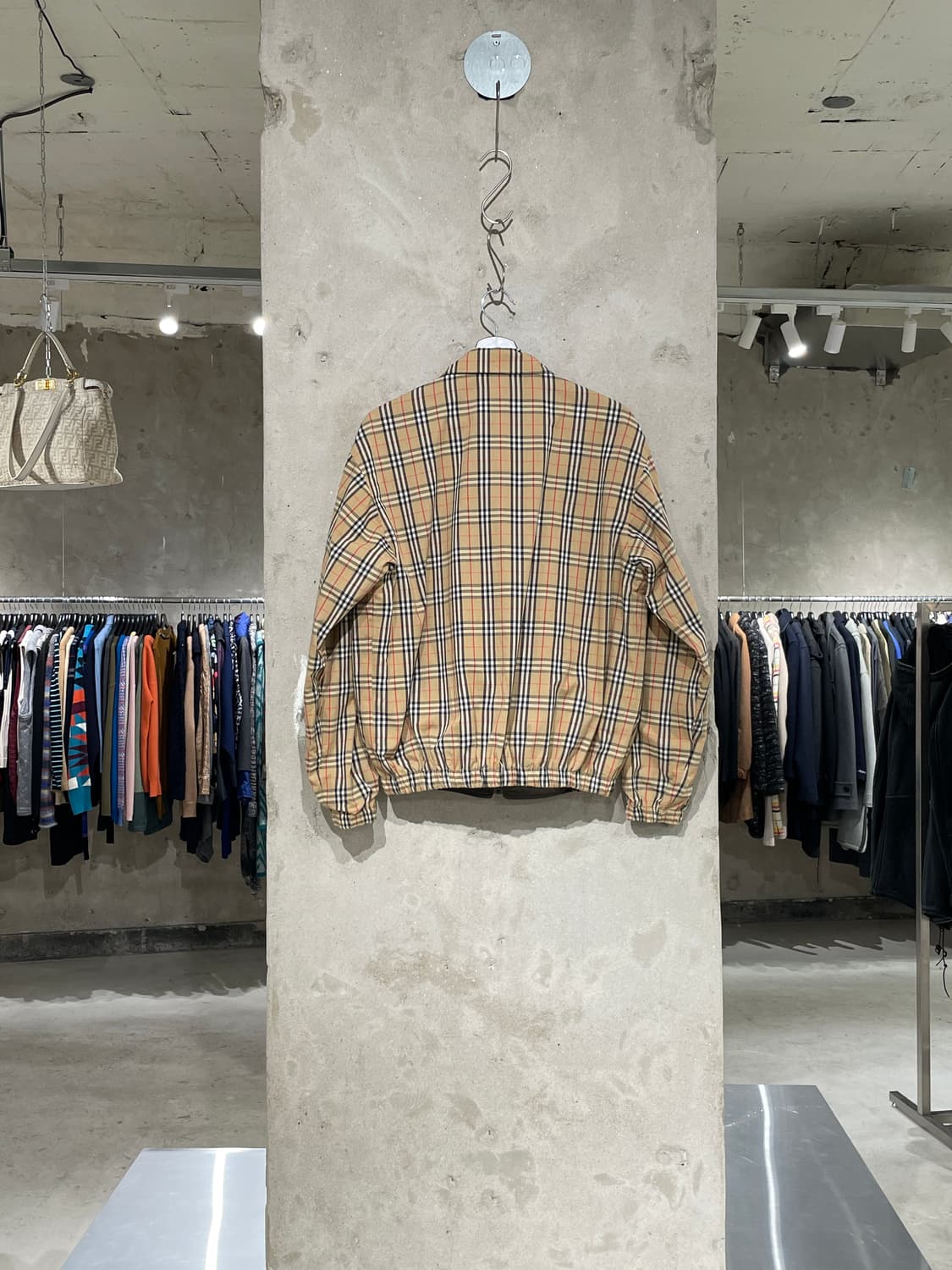 버버리 베이지 앤 카키 노바체크 기마로고 리버시블 블루종 상품이미지4