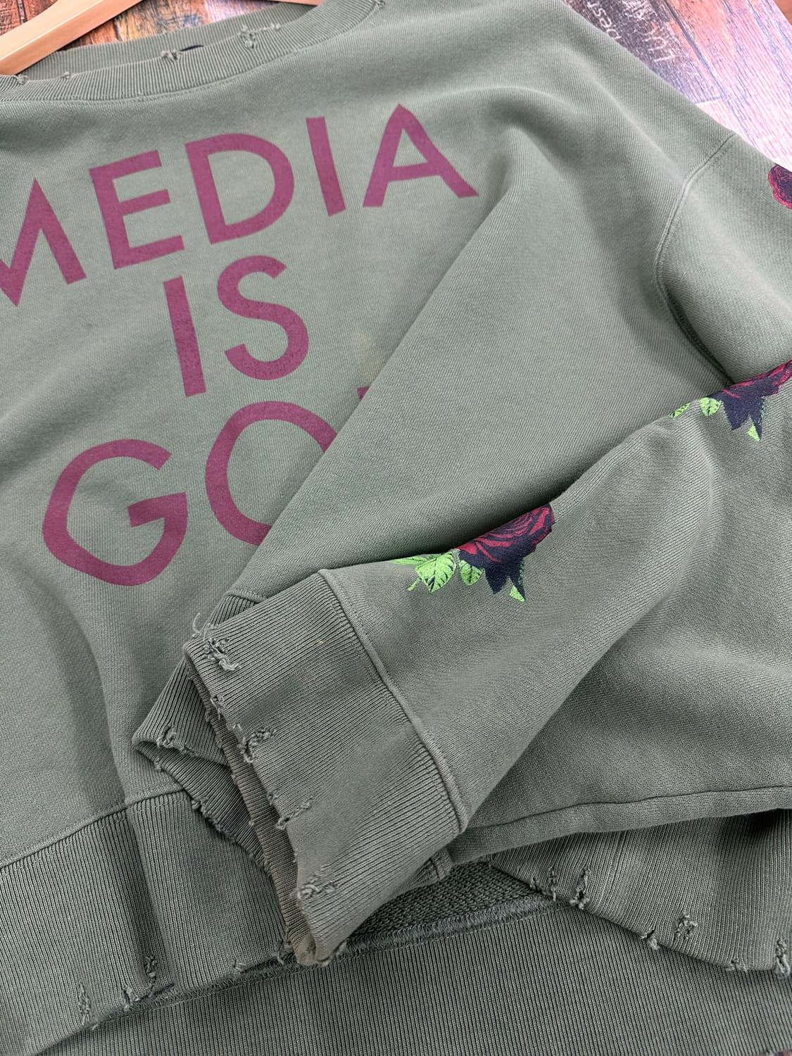 (2)언더커버 미디어이즈갓 맨투맨 카키 상품이미지9