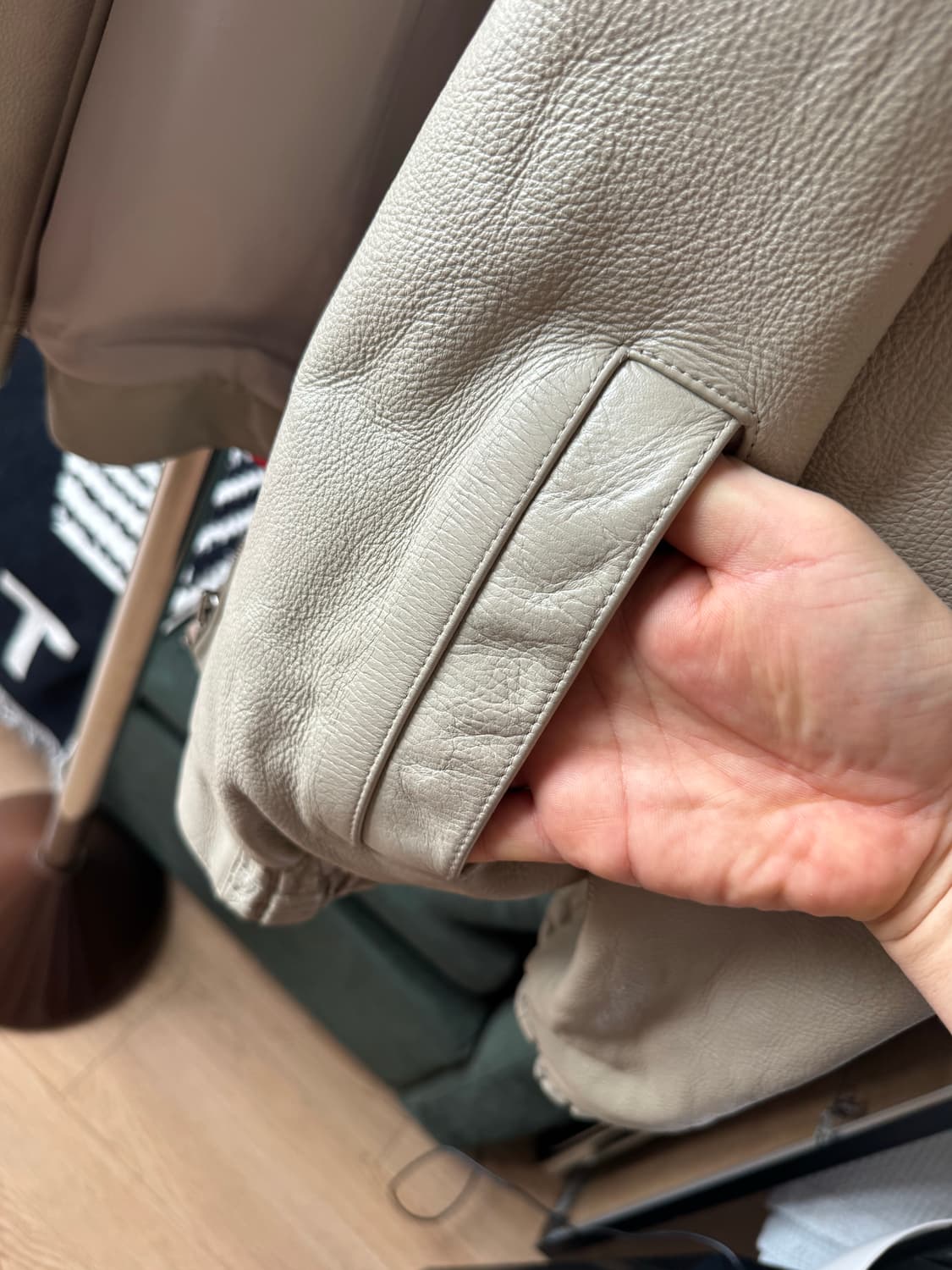 [L] 렉토(RECTO) 카우하이드 가죽 자켓 (크림/베이지) 구성품 X 상품이미지7