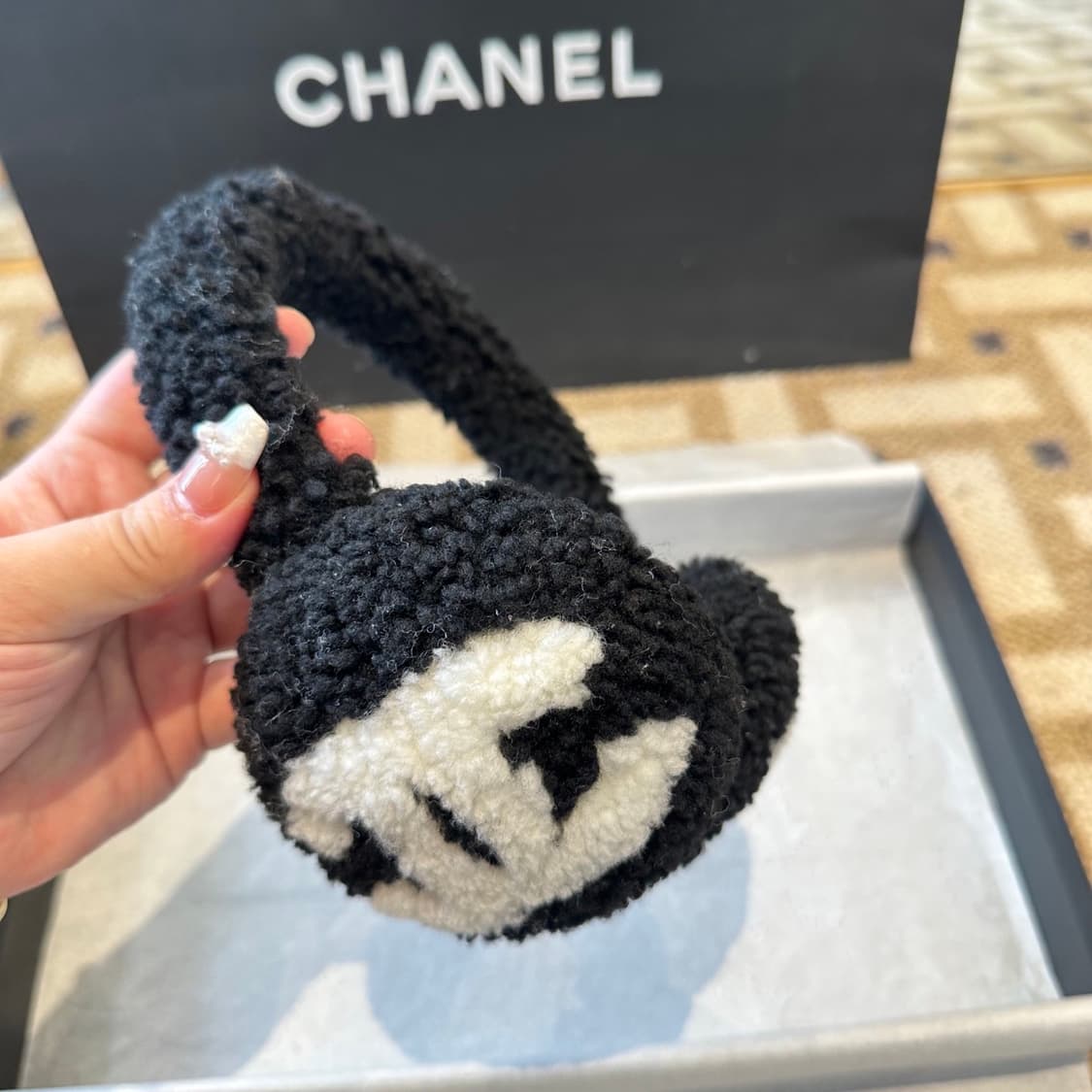 샤넬 귀마개 시어링 램스킨 블랙 에크루 상품이미지2