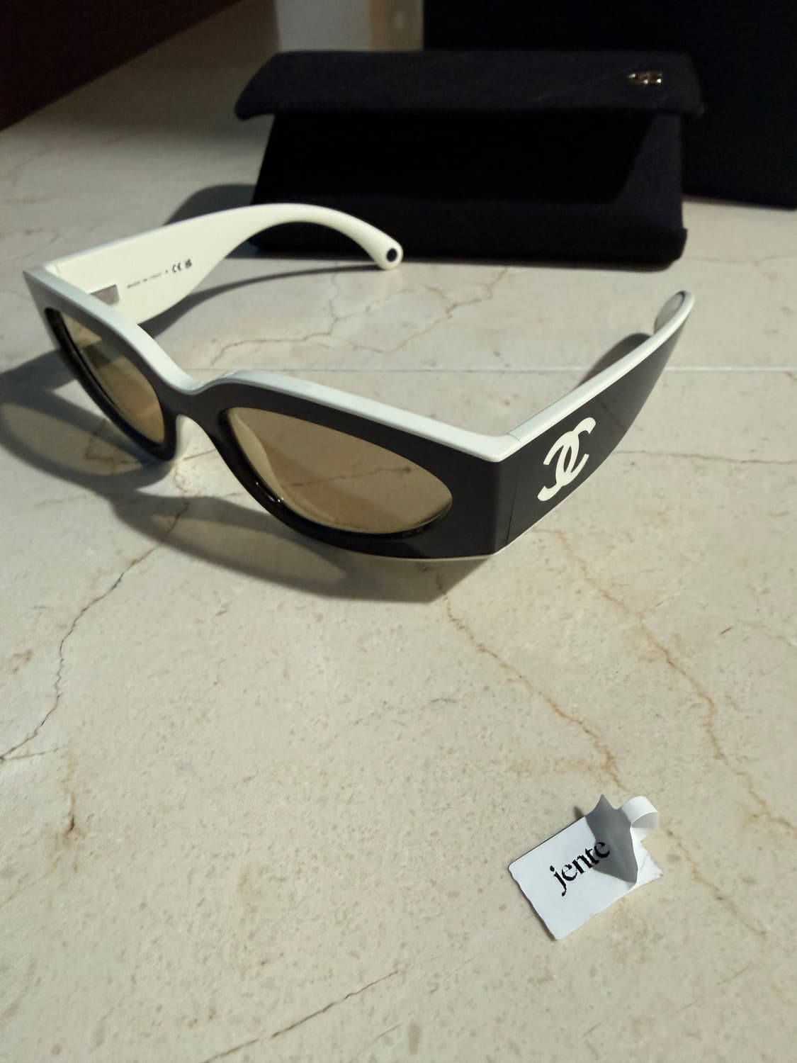 샤넬 아이웨어 로고 템플 블랙 선글라스 상품이미지3