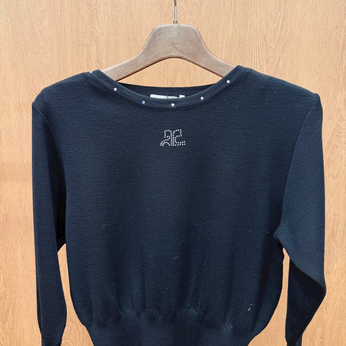 꾸레쥬 라운드넥 울 니트 큐빅 로고 장식 넥라인 디테일 루즈핏 블랙 상품이미지4