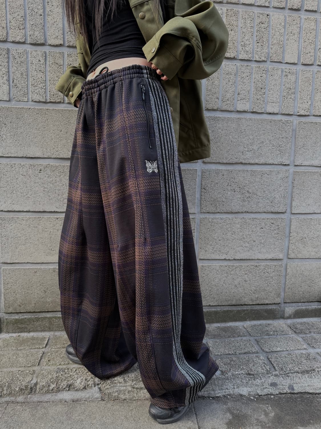 니들스 23FW 체크 브라운 HD 트랙팬츠 상품이미지2
