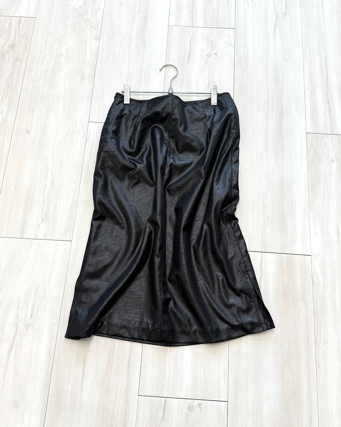 Black Glossy Cracked Midi Skirt  상품이미지1