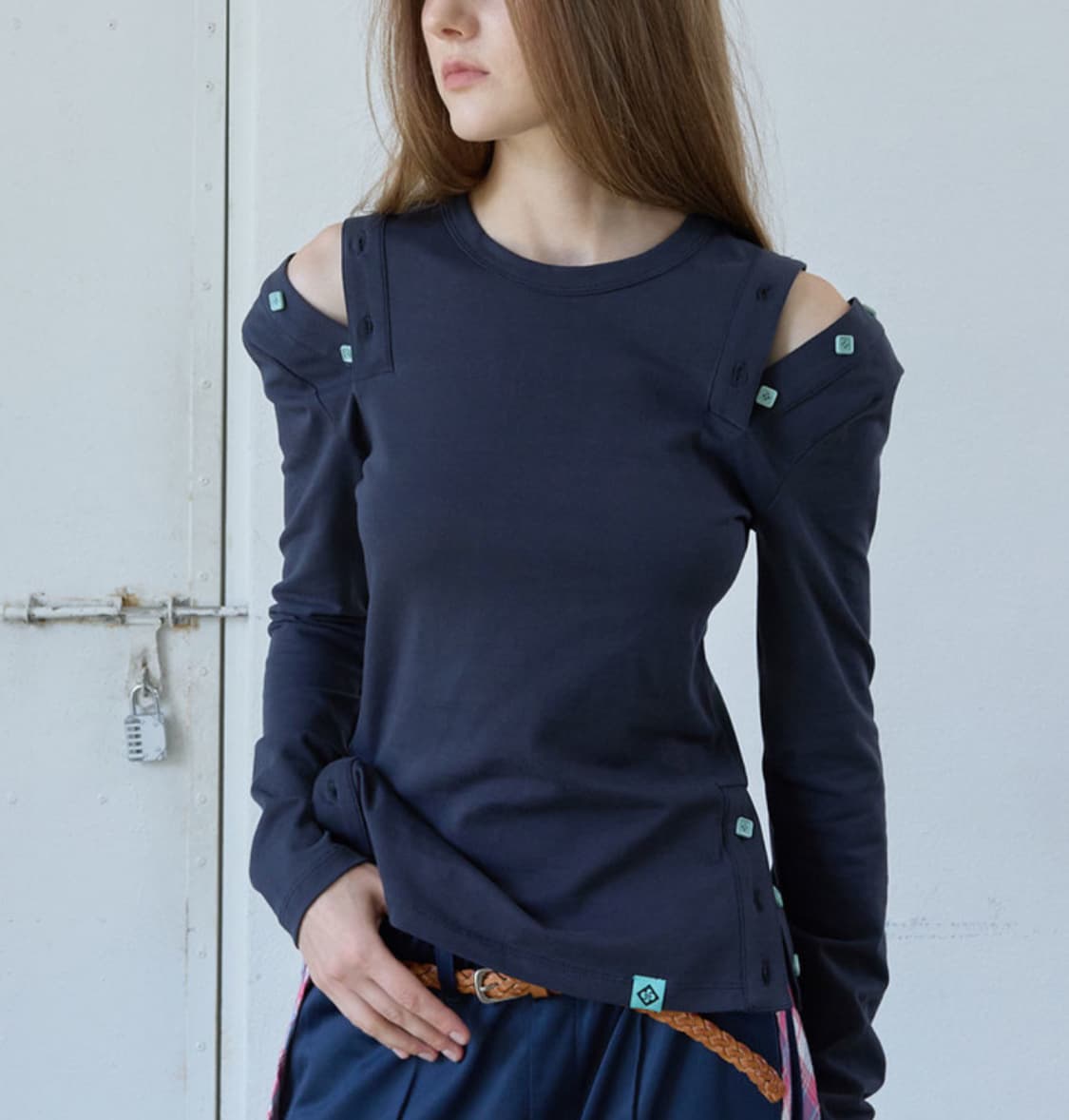 헤레틱 버튼 컷 오프 티셔츠 상품이미지1