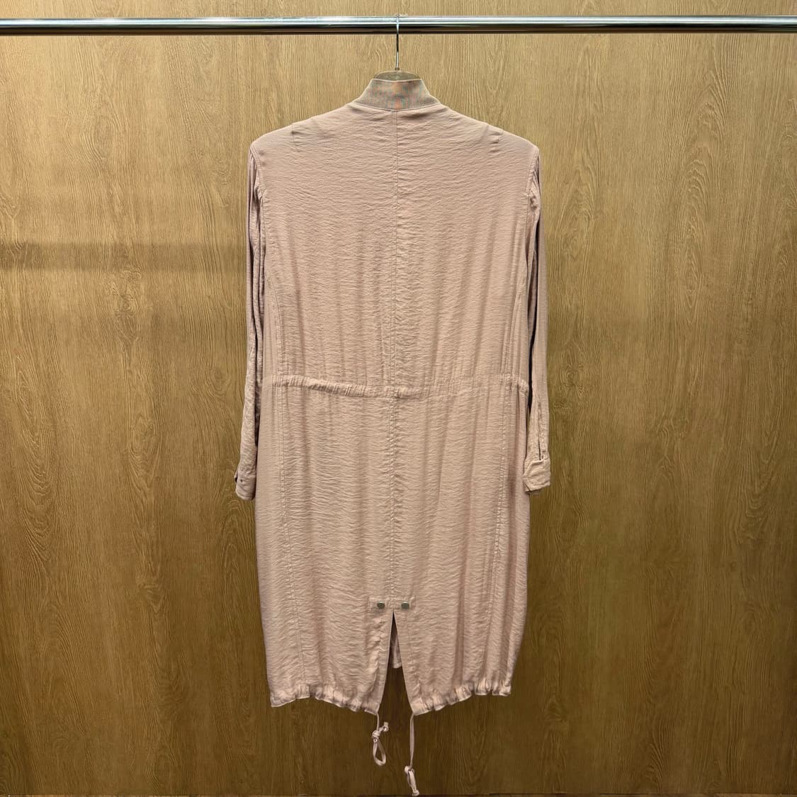 올세인츠 라이트 웨이트 롱 자켓 미니멀 드레이프 드로스트링 디테일 핑크 상품이미지3