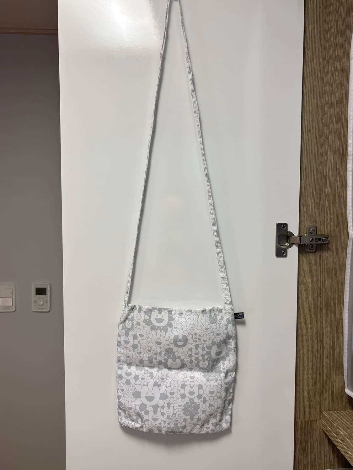 NewJeans x Murakami Cross Bag 혜인 버전 상품이미지4