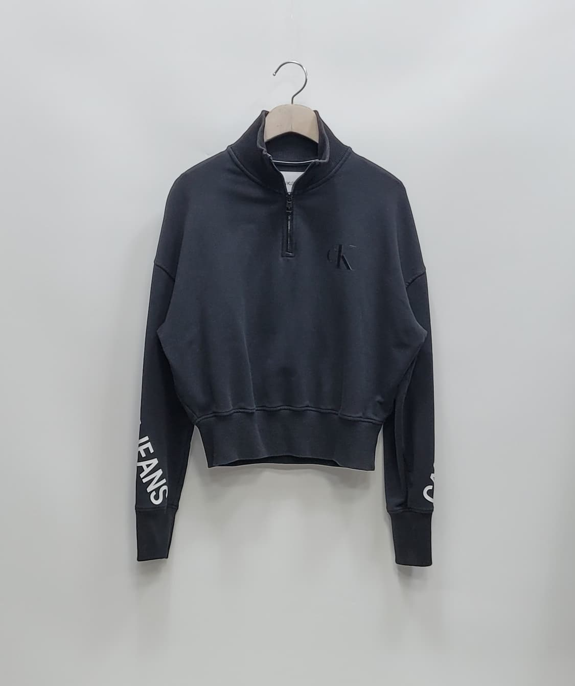 캘빈클라인 22FW 세미 크롭 하프 집업 맨투맨 / 여 XS 블랙 상품이미지1