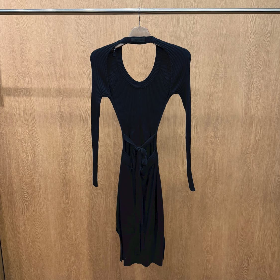 디젤 니트 원피스 백 오픈 스트랩 타이 디테일 디테일 슬림핏 블랙 상품이미지3