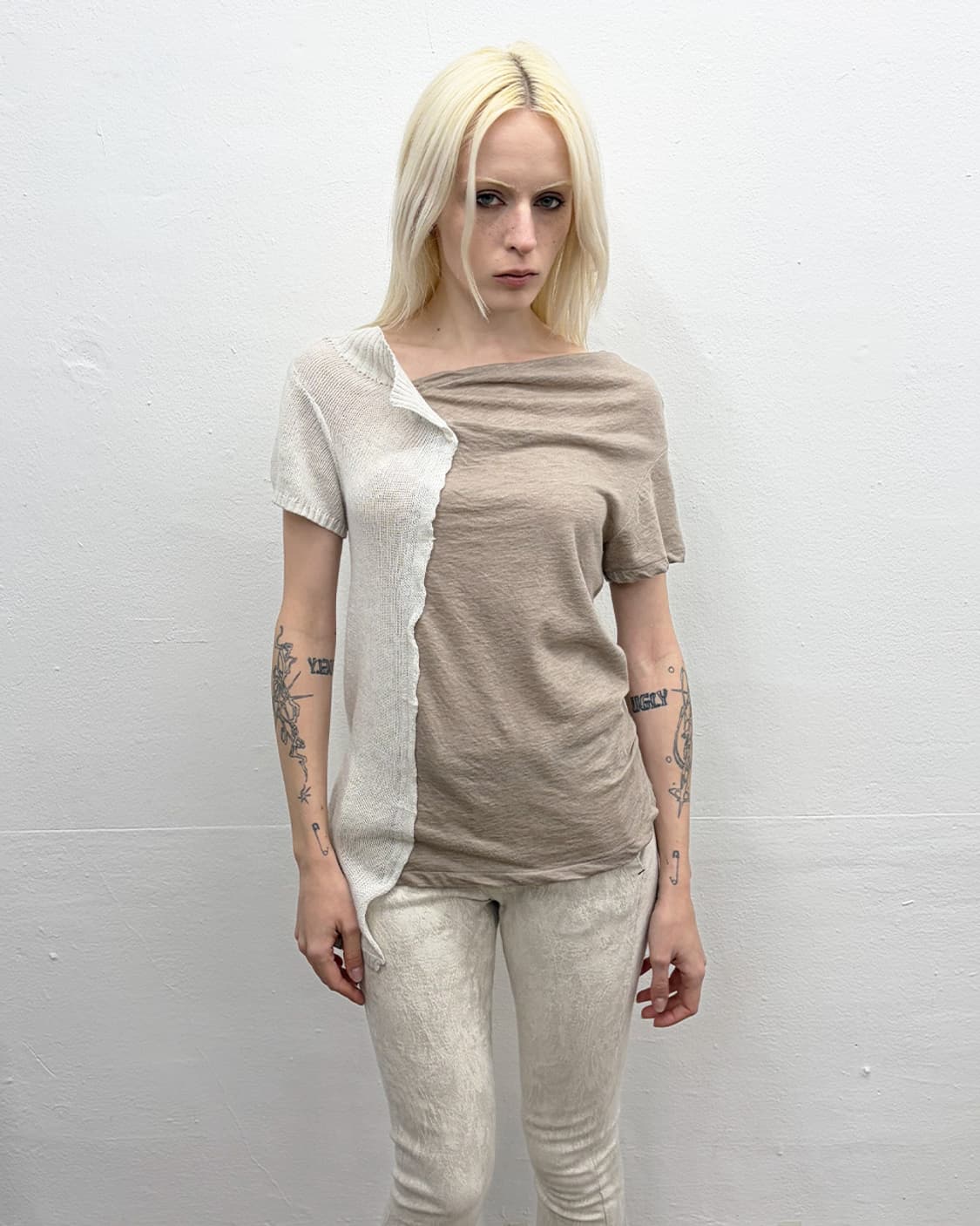 와이즈 비대칭 하프 니트 탑 상품이미지1