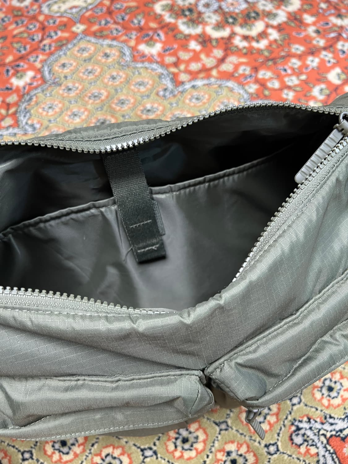 유니클로 멀티 포켓 숄더백 올리브 상품이미지3