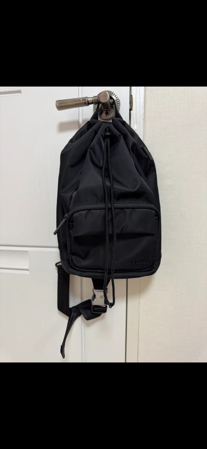 캉골 마그넷 슬링백 블랙 상품이미지1