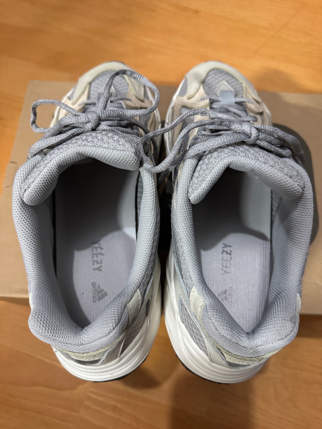 이지부스트700 v2 크림 290 상품이미지2