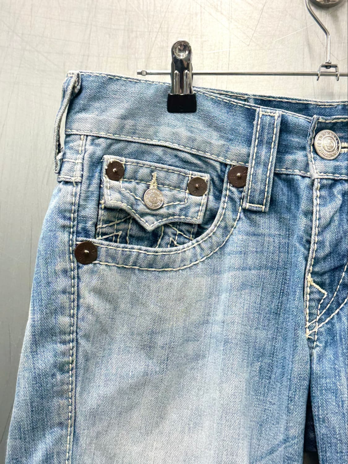 True Religion 트루릴리젼 라이트워시 부츠컷 데님 팬츠 상품이미지3