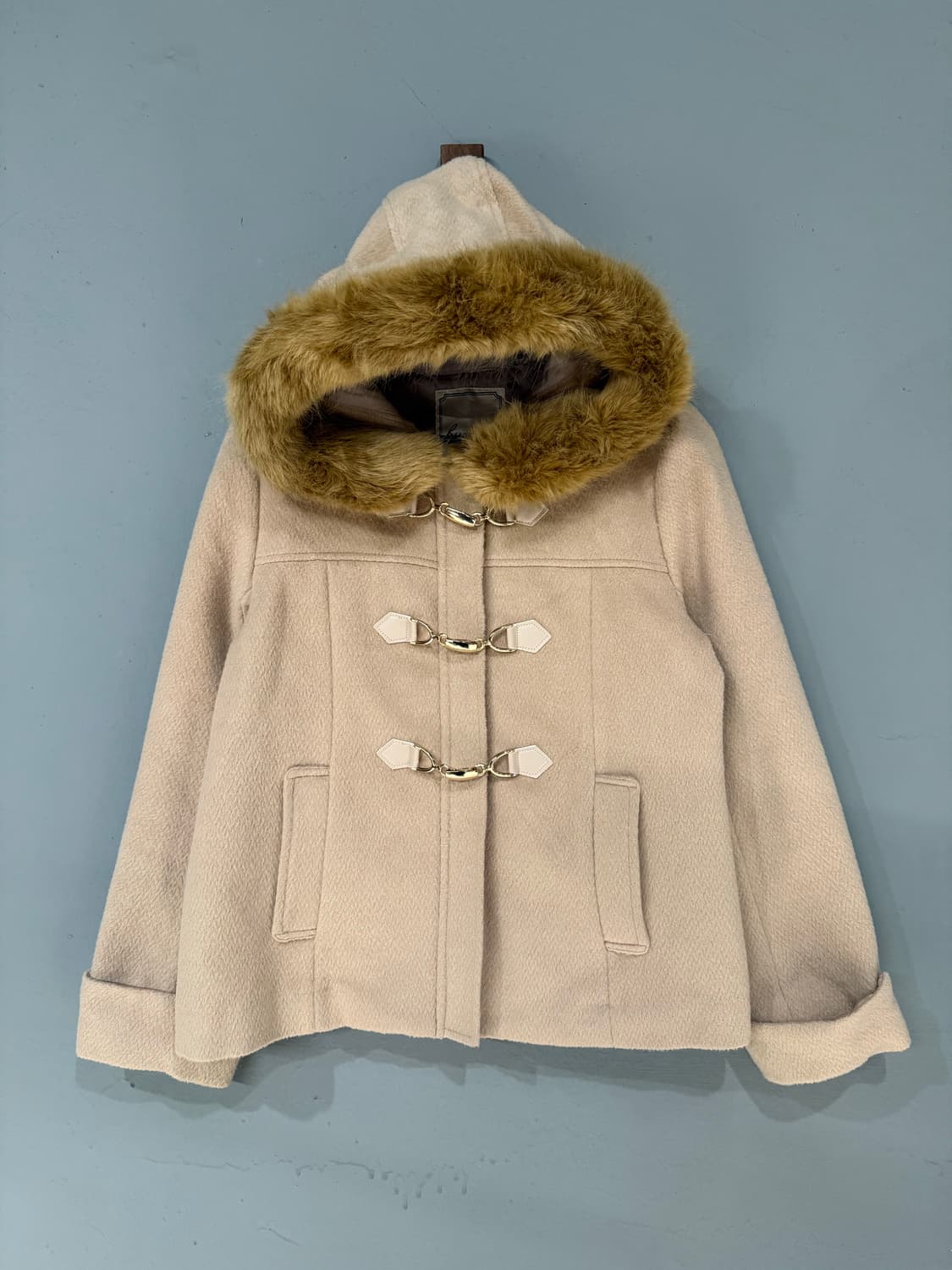 세실맥비깔 버클 디테일 라떼갸루 숏코트 상품이미지5