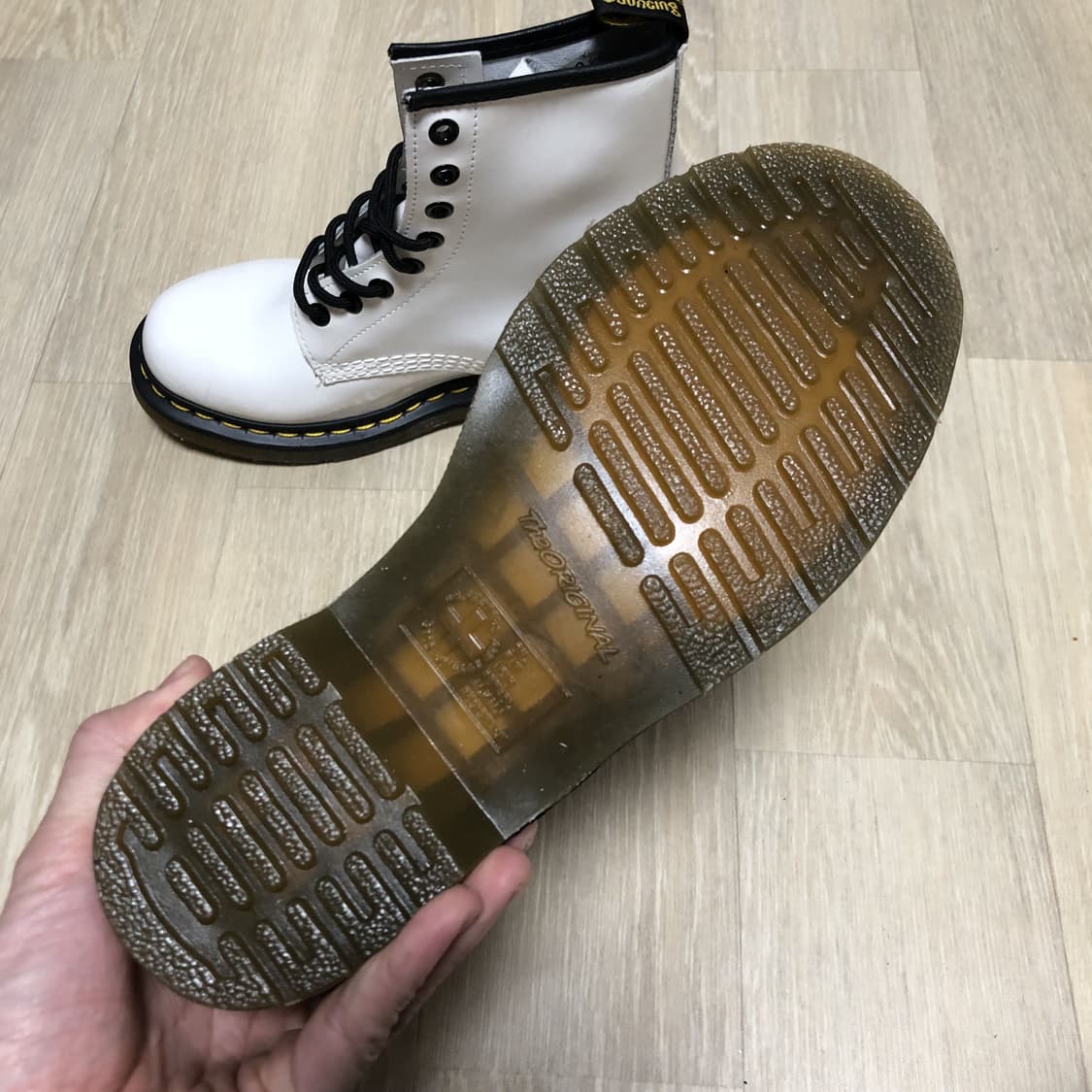 (230) 닥터마틴 1460 화이트 페이턴트 레더 8홀 부츠 워커 230 상품이미지4