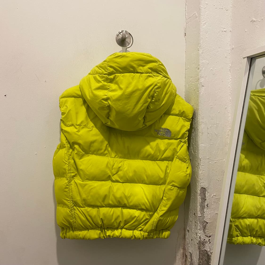 노스페이스 커스텀 형광 패딩조끼 상품이미지4