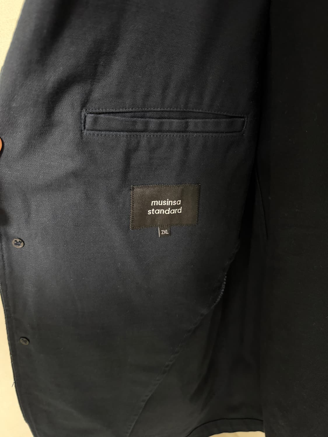 무신사 스탠다드 백사틴 아웃포켓 블레이저 네이비 상품이미지3