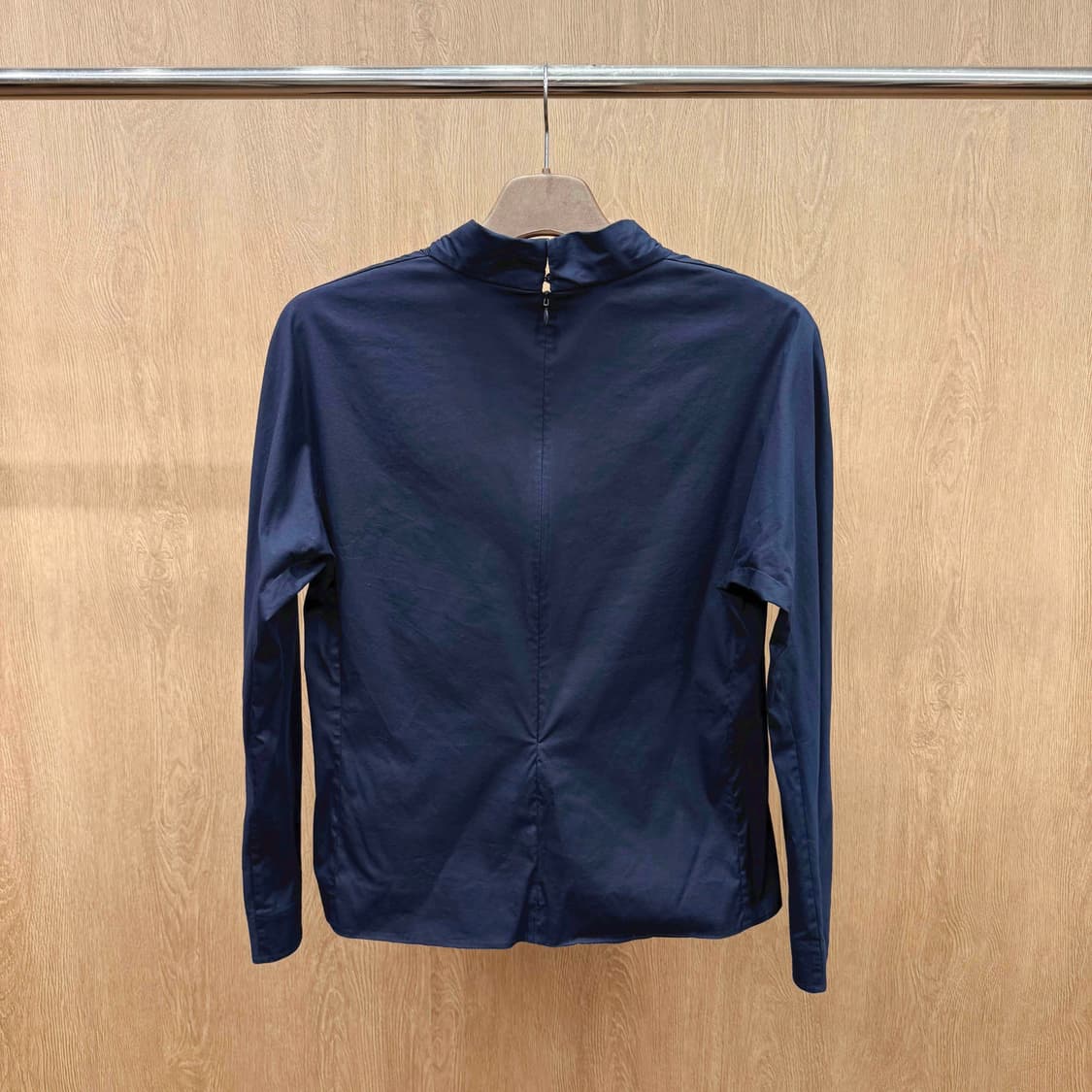 코스 미니멀 드레이프 넥 긴팔 블라우스 백지퍼 디테일 네이비 상품이미지3