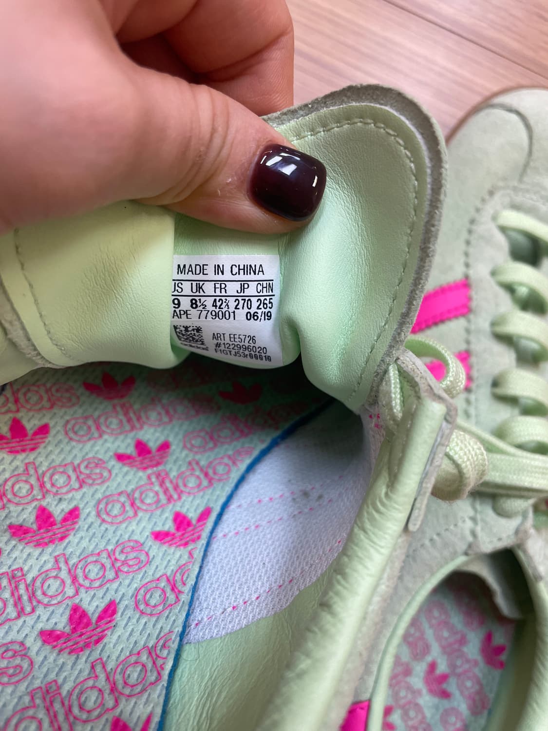 아디다스에서 나온 Stadt 모델 스니커즈입니다. 민트색 스웨이드 재질에 상품이미지4