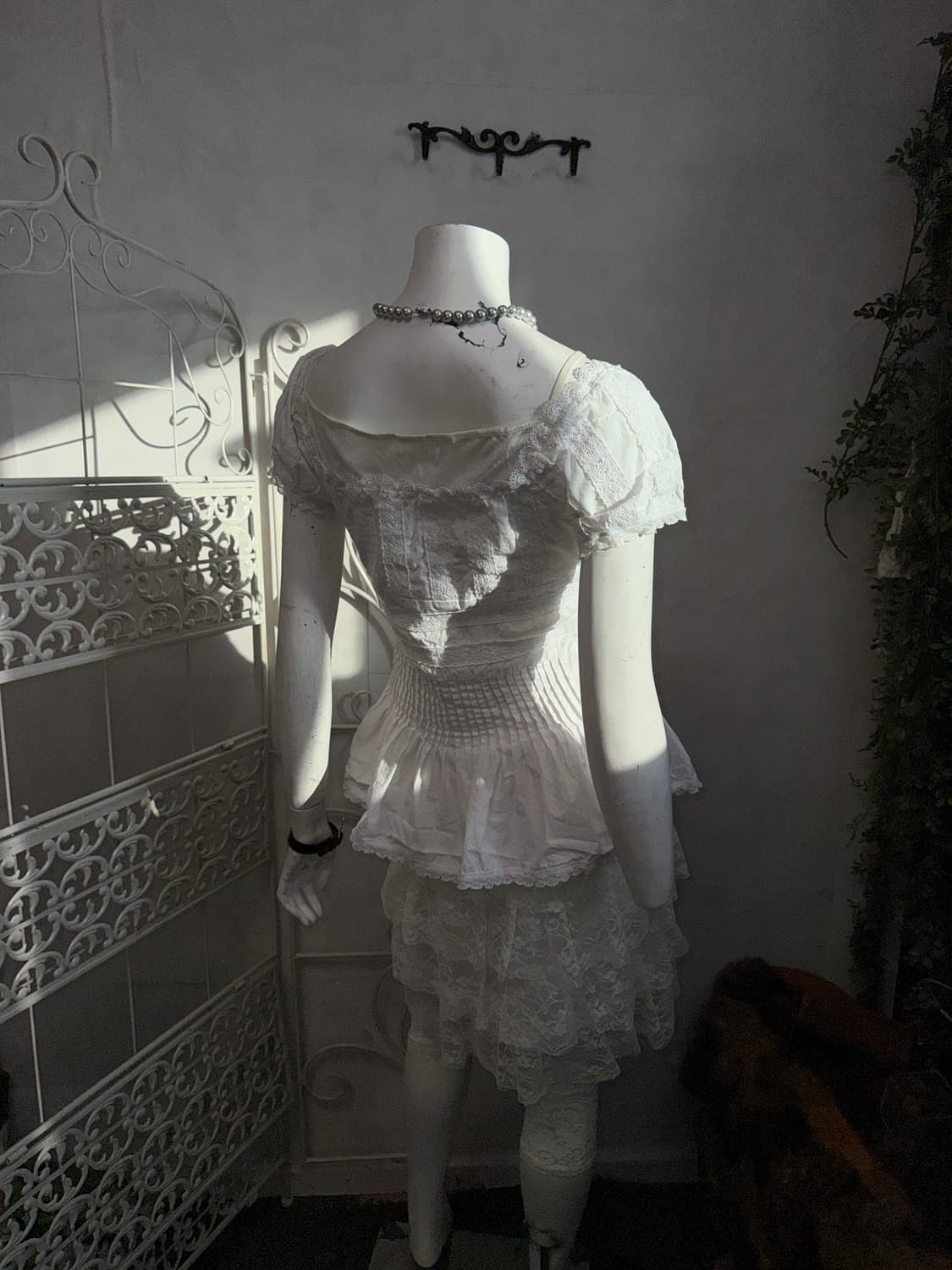 White pleats lace button off shoulder bl 상품이미지6