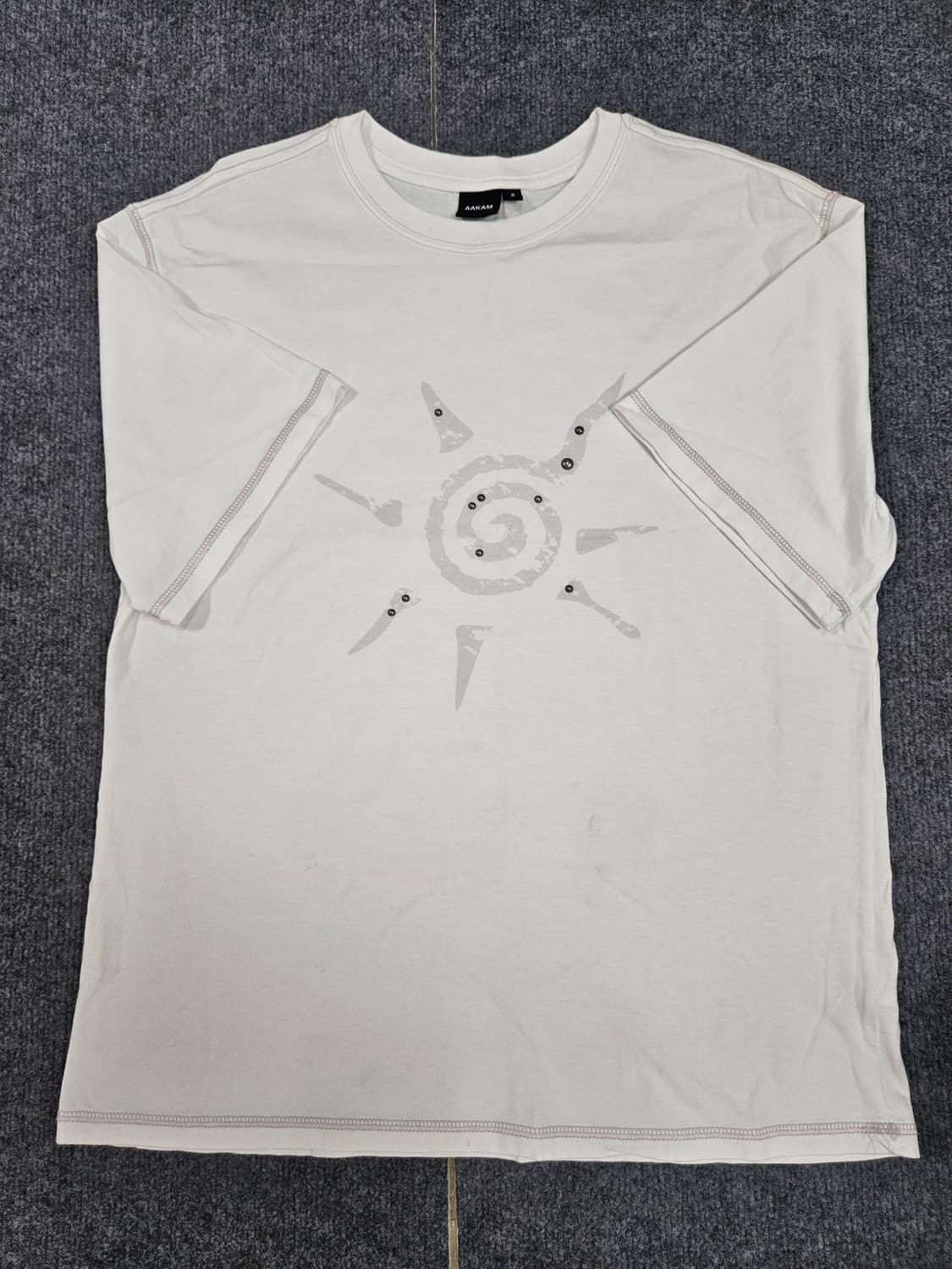 아캄 티셔츠 Studded Sun Half Top 급처 상품이미지1