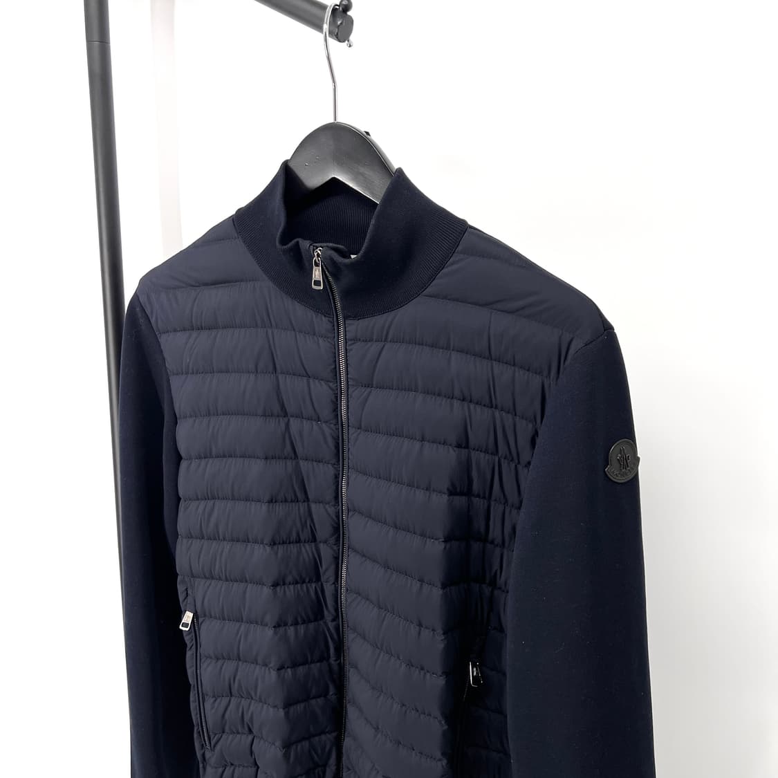 [M사이즈] 몽클레어 와펜 트리콧 니트패딩 네이비 상품이미지3