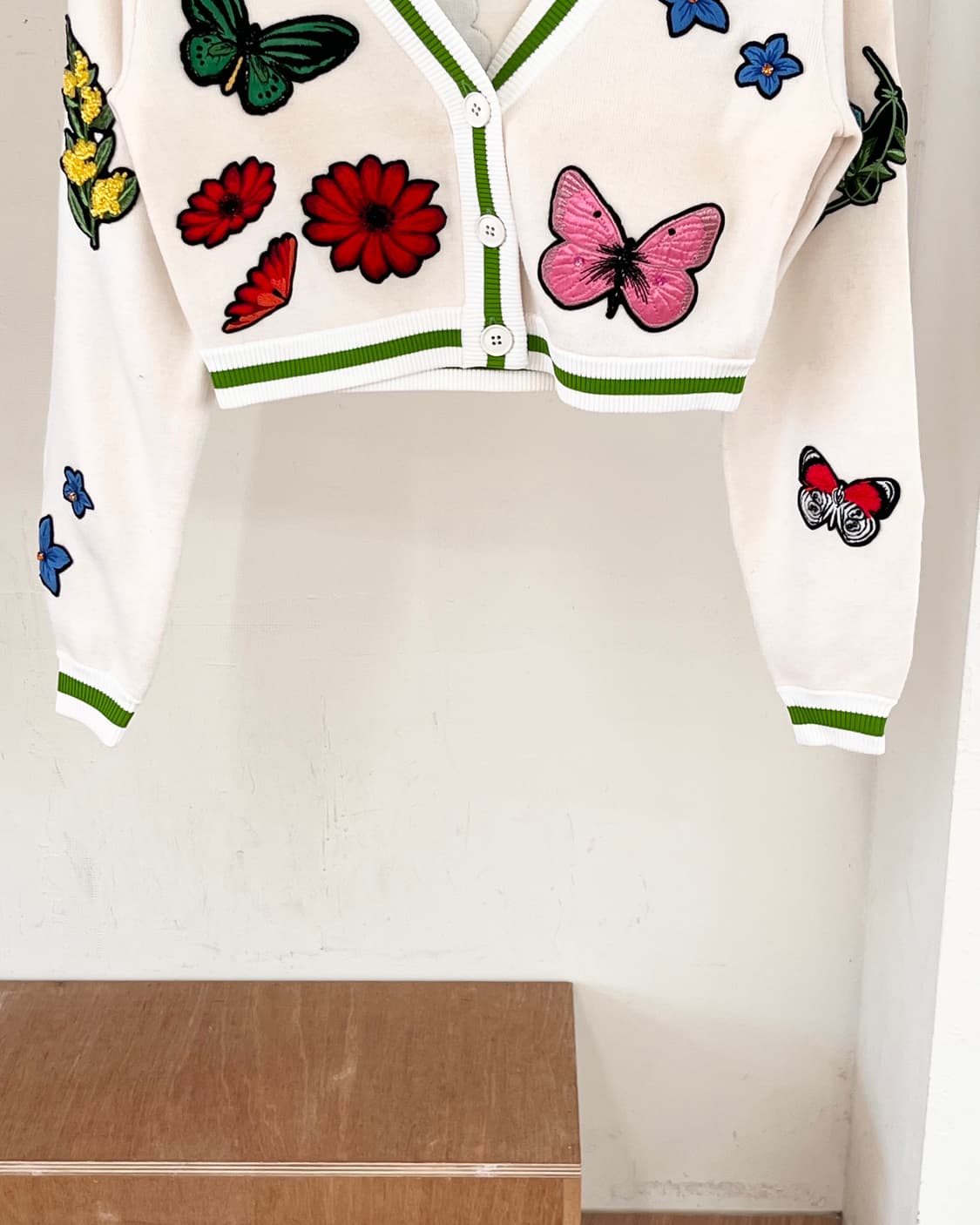 앨리스 앤 올리비아 크림 패치 브이넥 가디건 상품이미지5