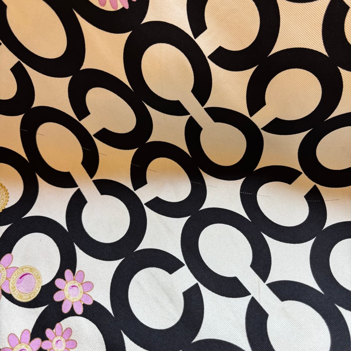 코치 시그니처 패턴 블랙/화이트 플라워 실크 스카프 상품이미지6