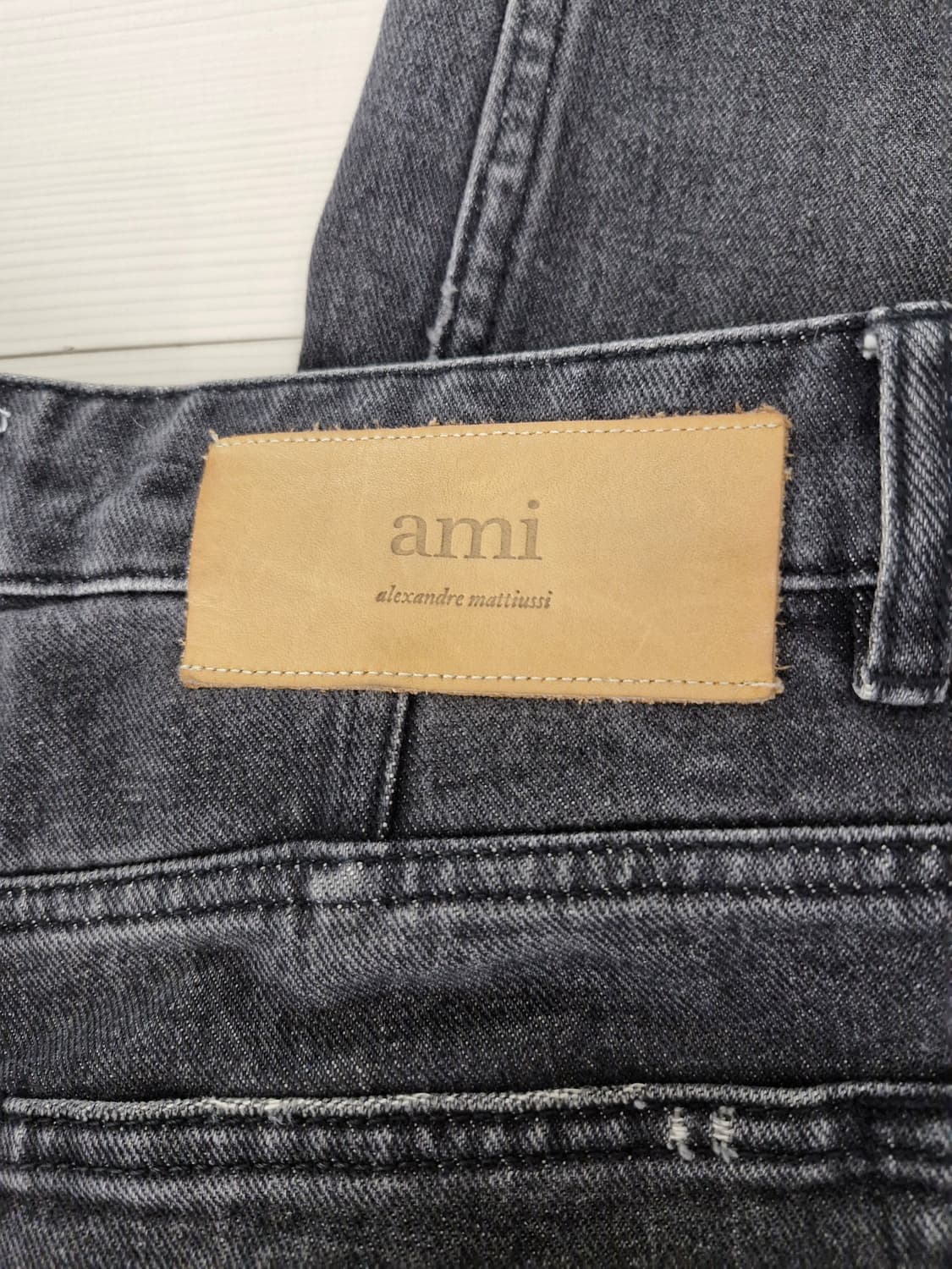 아미(AMI)23년 슬림핏 블랙 워싱 데님 팬츠 상품이미지5