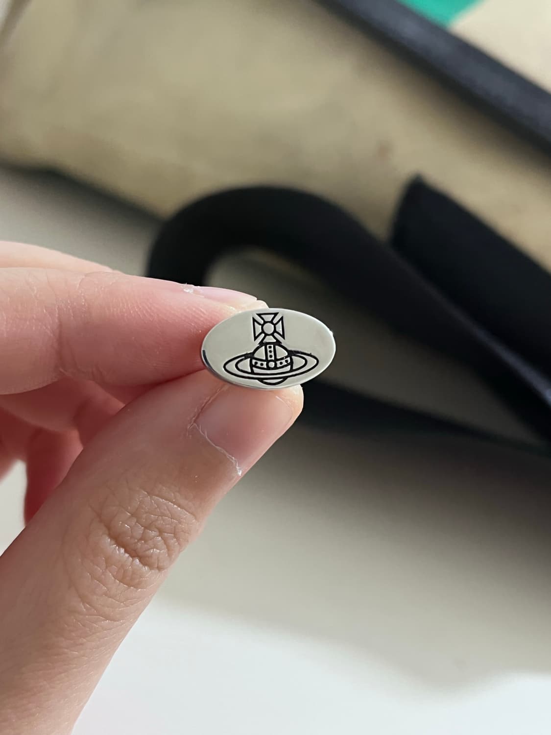 비비안웨스트우드 태그 스터드 이어링 상품이미지1