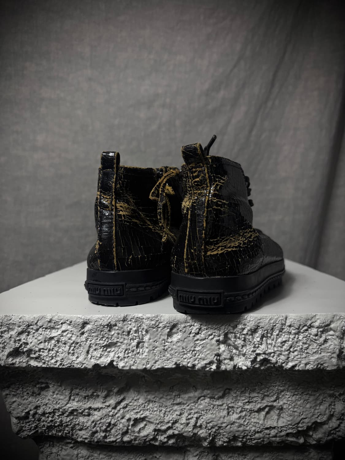 Miu Miu Distressed Crack High-Top Sneake 상품이미지8