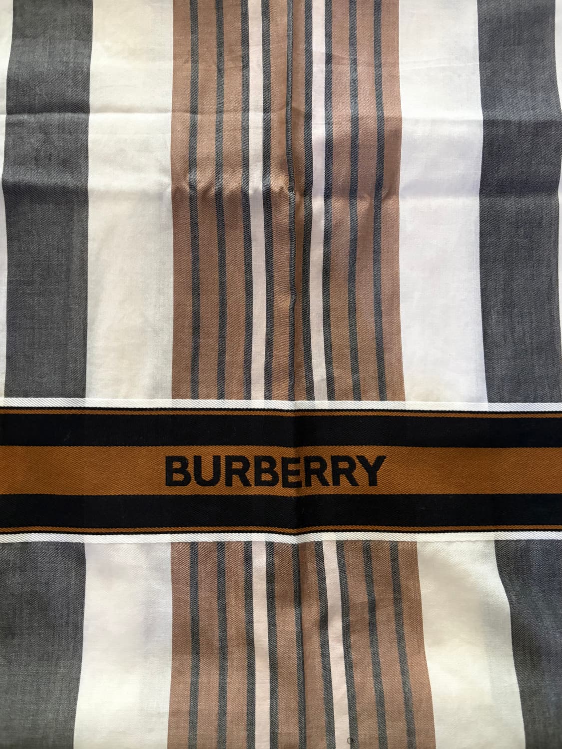 Burberry Scarf  'Love is eternal' 상품이미지3