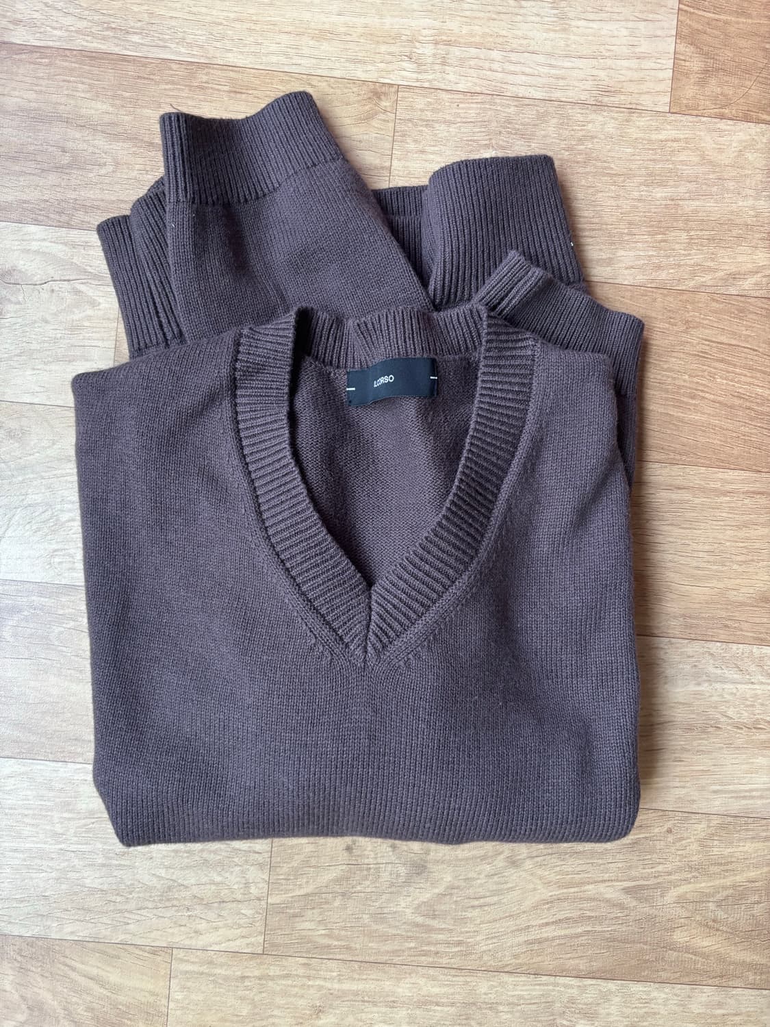 [새상품/L] 일꼬르소(IL CORSO) 딥 브라운 브이넥 니트 상품이미지1