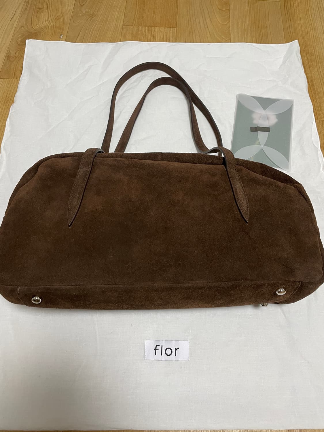 플로르 윌로 플루트 백 스웨이드 브라운 상품이미지8