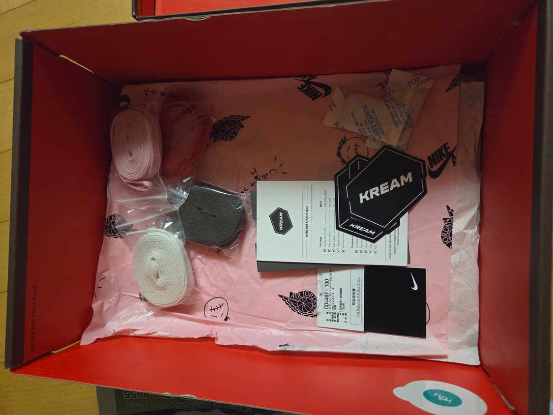 에어 조던 1 레트로 하이 OG 트래비스 스캇 상품이미지2